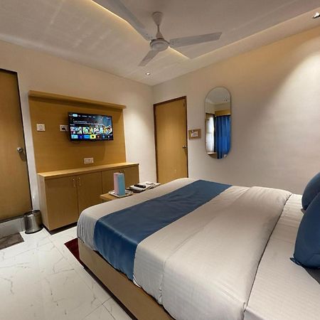 Hotel Phoniex Ahmedabad Exterior foto