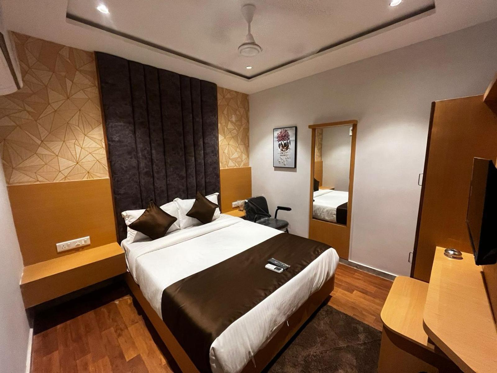 Hotel Phoniex Ahmedabad Quarto foto