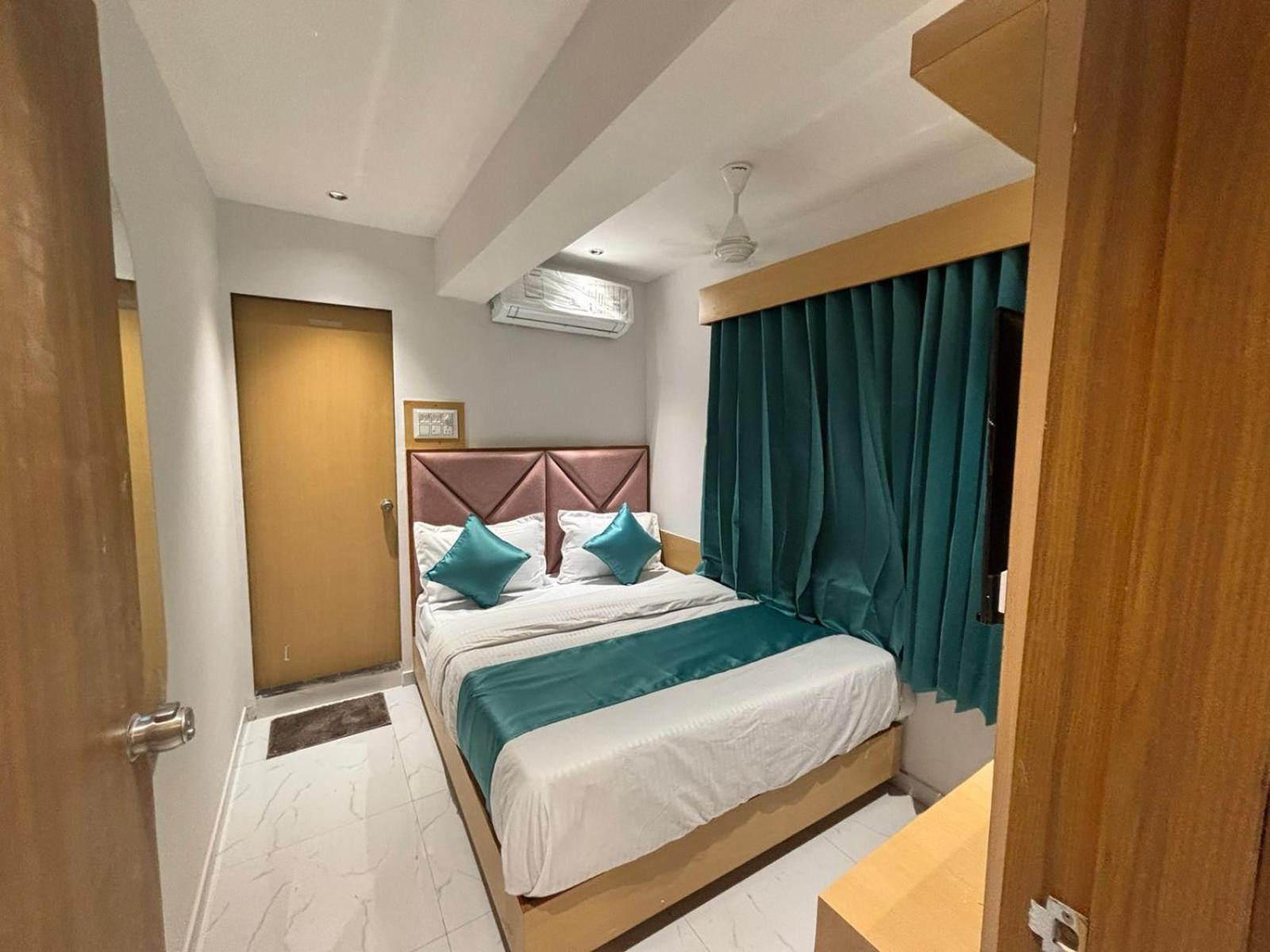 Hotel Phoniex Ahmedabad Exterior foto