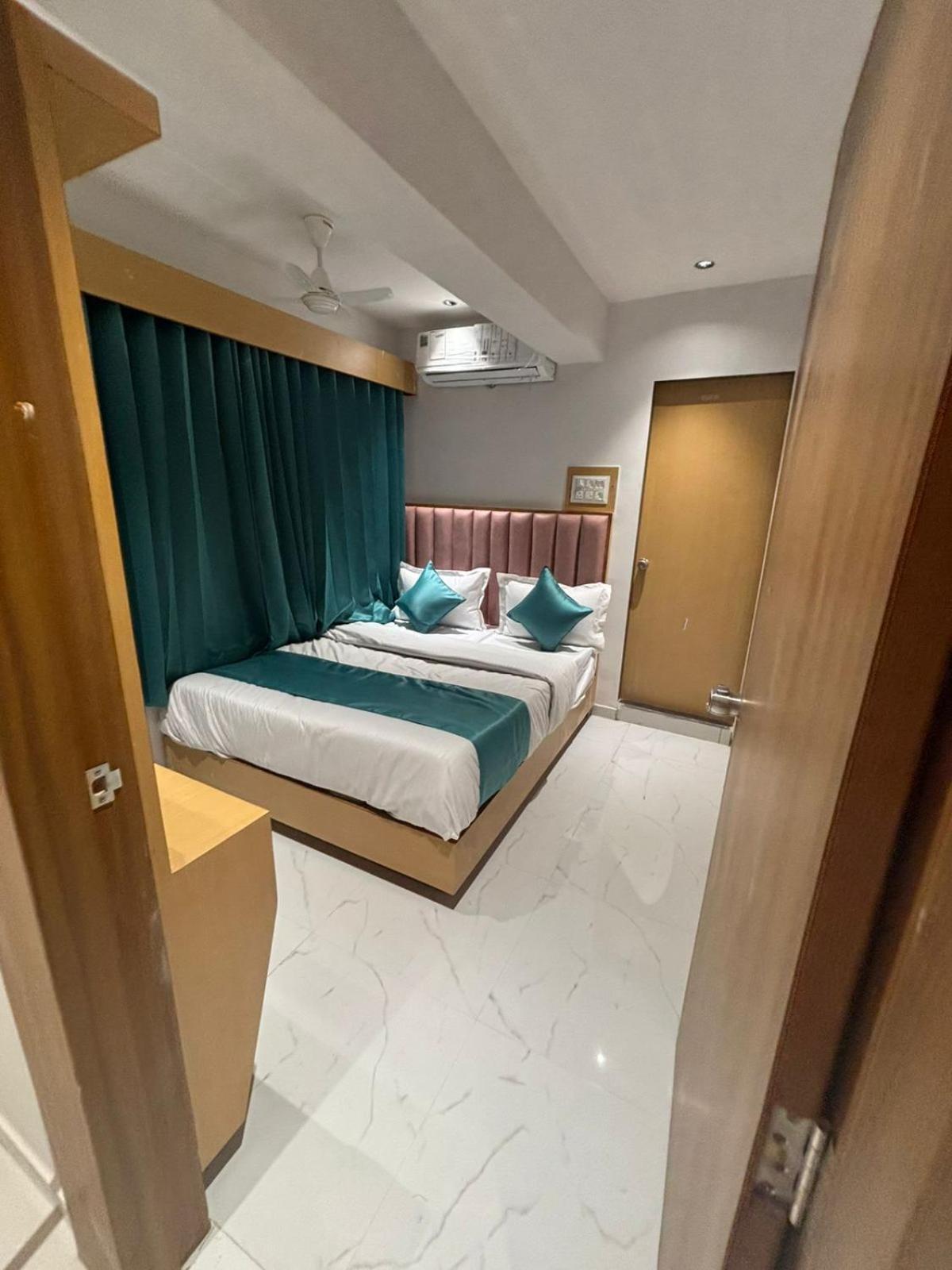 Hotel Phoniex Ahmedabad Exterior foto